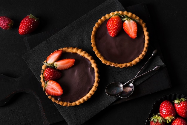 Foto gratuita vista dall'alto delizioso dessert pronto per essere servito