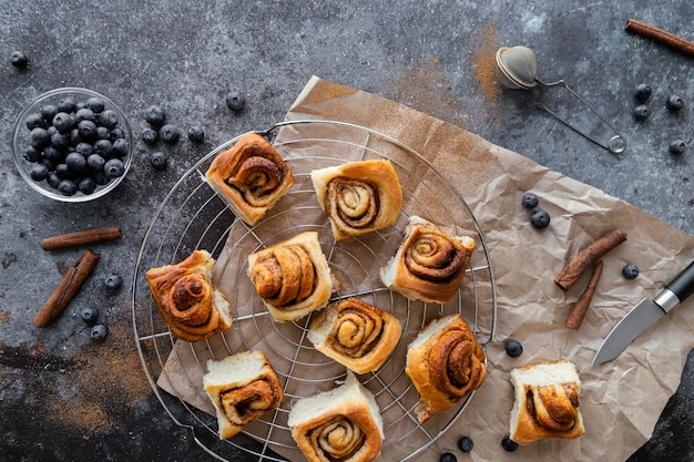 Free photo top view delicious dessert with blueberries