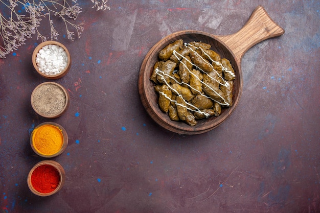 어두운 배경 저녁 식사 요리 음식 고기 칼로리에 다른 조미료와 상위 뷰 맛있는 돌마 고기 요리