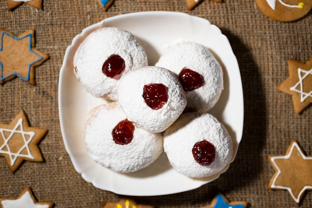 Vista dall'alto deliziose ciambelle con marmellata