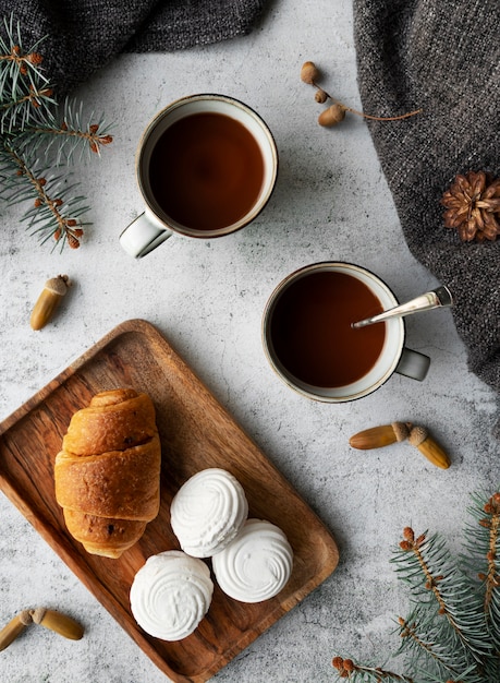 Foto gratuita vista dall'alto deliziose bevande e croissant?