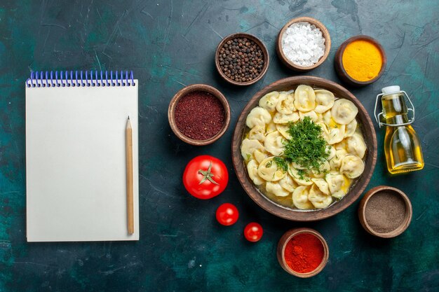 녹색 책상 고기 야채 음식 반죽 수프에 다른 조미료와 상위 뷰 맛있는 만두 수프