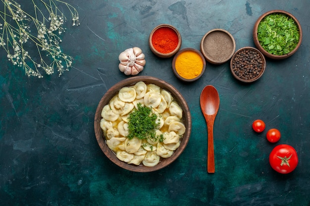 Vista dall'alto una deliziosa zuppa di gnocchi con verdure e condimenti diversi sul cibo di verdure di pasta di zuppa di superficie scura