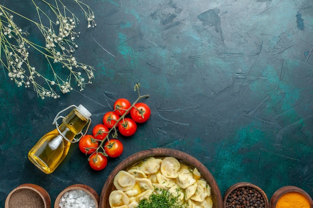 Free photo top view delicious dumpling soup with oil and seasonings on green background dough food meal soup meat