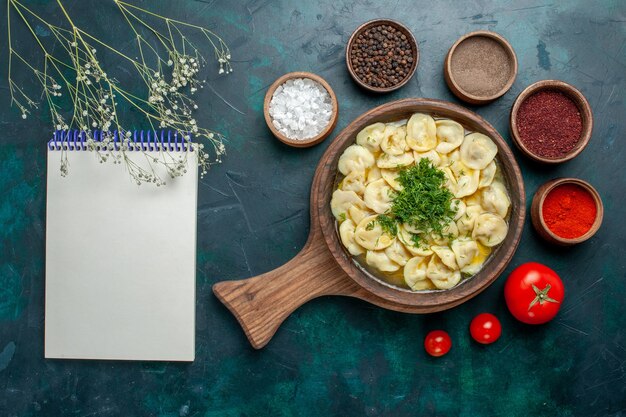 녹색 표면 음식 고기 야채 반죽 수프에 조미료와 상위 뷰 맛있는 만두 수프