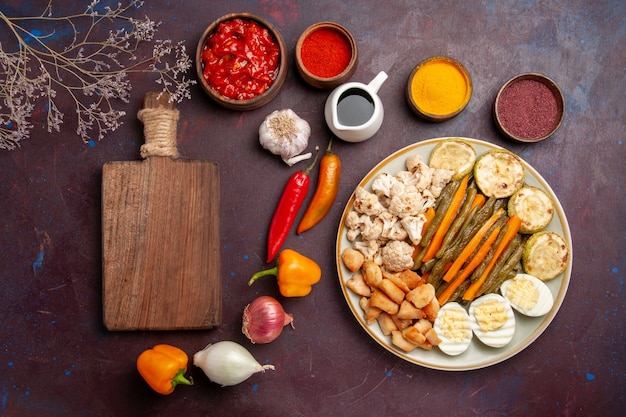 어두운 공간에서 조리 된 야채와 조미료가 들어간 맛있는 계란 식사