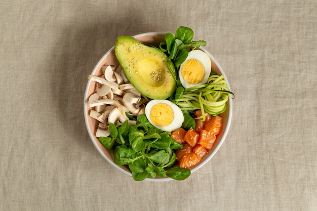 Foto gratuita vista dall'alto deliziosa insalata di uova?