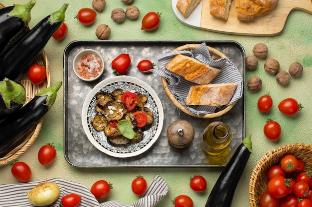 Foto gratuita vista dall'alto delizioso piatto di melanzane