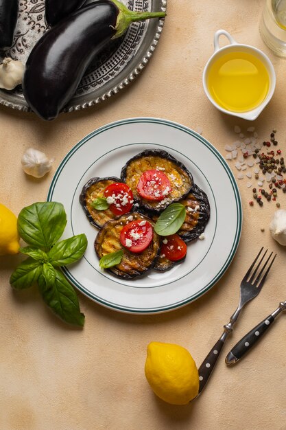 Вкусное блюдо из баклажанов, вид сверху