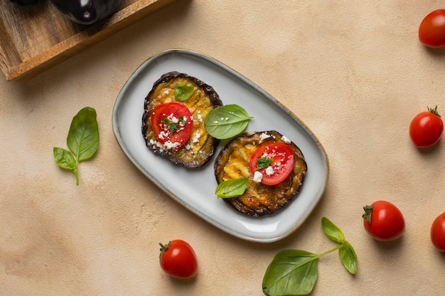 Foto gratuita vista dall'alto delizioso piatto di melanzane