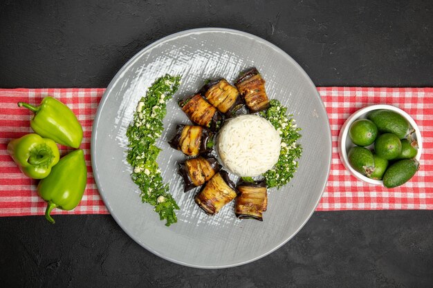 Vista dall'alto deliziosi involtini di melanzane piatto cucinato con riso sulla superficie scura cucinando olio vegetale di riso