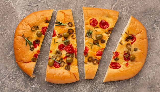 상위 뷰 맛있는 focaccia 배열