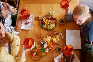 Foto gratuita vista dall'alto delizioso cibo e disposizione dei cocktail