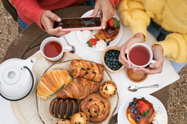 Вид сверху на вкусную еду и напитки