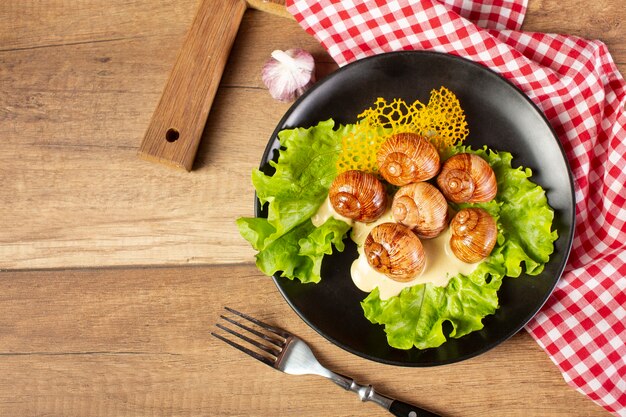 木製のテーブルのおいしい食べ物のトップビュー