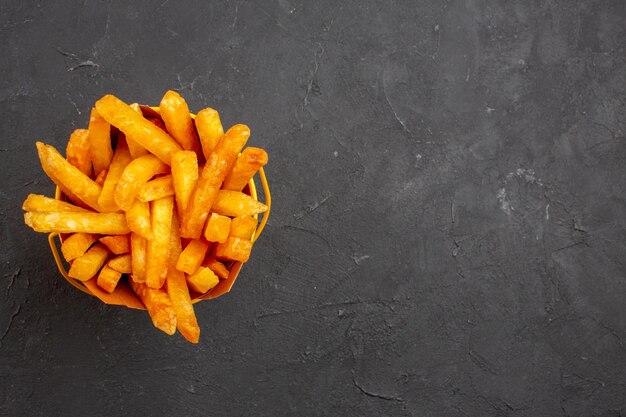 어두운 배경 패스트 푸드 감자 요리 햄버거 식사에 패키지 내부의 상위 뷰 맛있는 감자 튀김