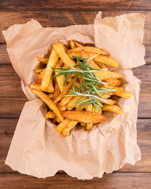 Foto gratuita vista dall'alto deliziose patatine fritte