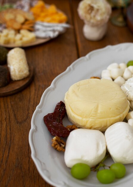 Vista dall'alto delizioso formaggio fresco sul tavolo