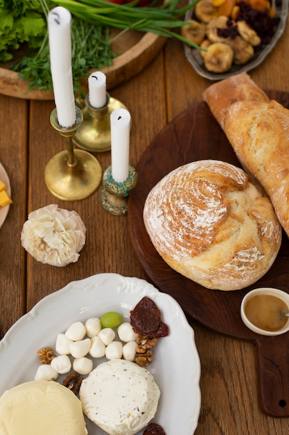 Foto gratuita vista dall'alto delizioso formaggio fresco sul tavolo