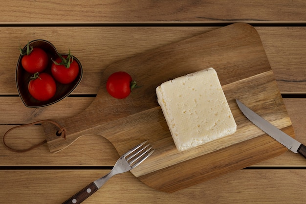 Foto gratuita vista dall'alto del delizioso formaggio fresco