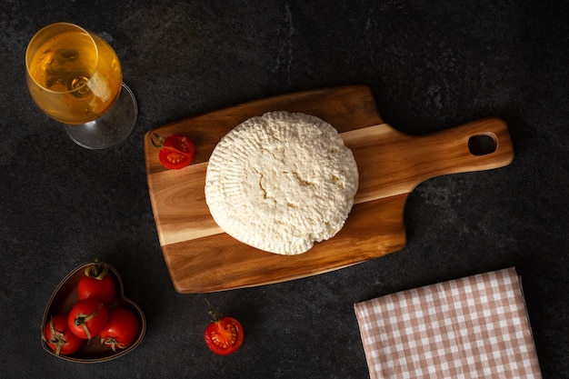 Foto gratuita vista dall'alto del delizioso formaggio fresco