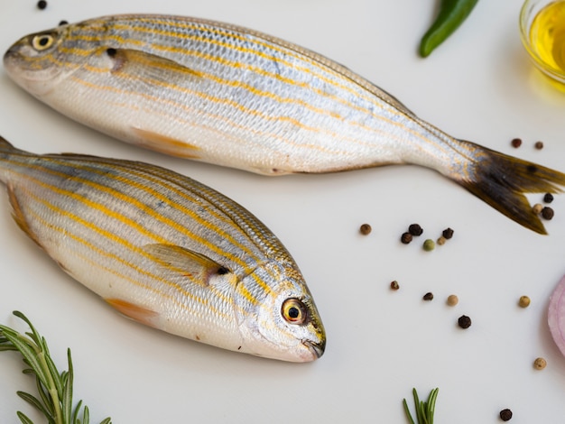 Foto gratuita vista dall'alto delizioso e pesce fresco sul piatto