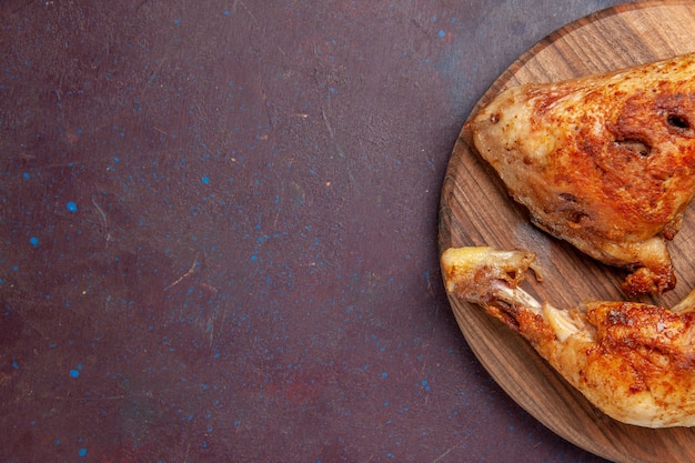 Free photo top view delicious fried chicken cooked meat slices on dark desk