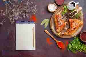 Foto gratuita vista dall'alto delizioso pollo fritto con diversi condimenti nello spazio buio