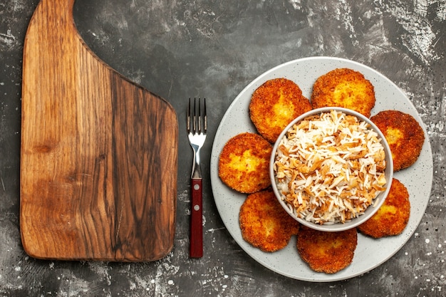 어두운 표면 rissole 고기 요리에 밥과 함께 상위 뷰 맛있는 튀긴 커틀릿