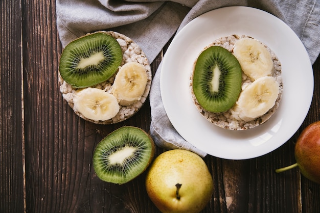 Foto gratuita vista dall'alto colazione deliziosa frutta