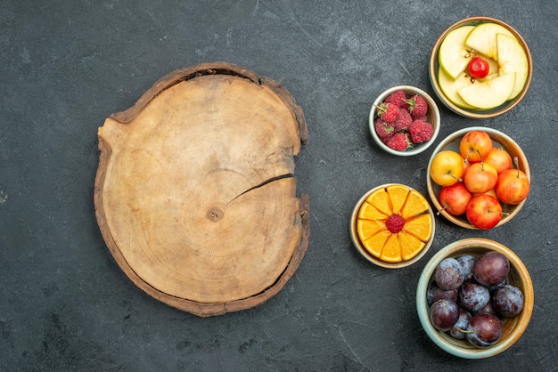 Vista dall'alto deliziosa composizione di frutta frutta fresca su sfondo scuro frutta fresca matura dieta salutare dolce