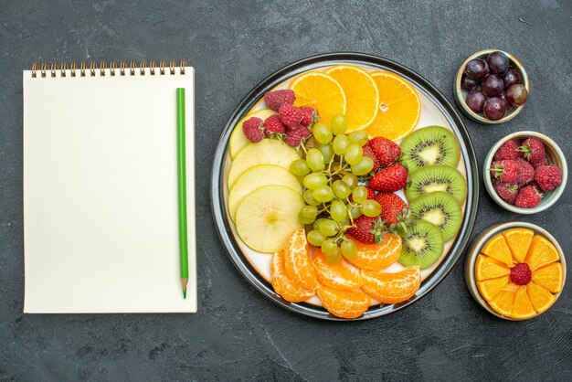 어두운 배경에 잘 익은 신선한 건강 다이어트 과일 부드러운 상위 뷰 맛있는 과일 구성 신선하고 얇게 썬 과일