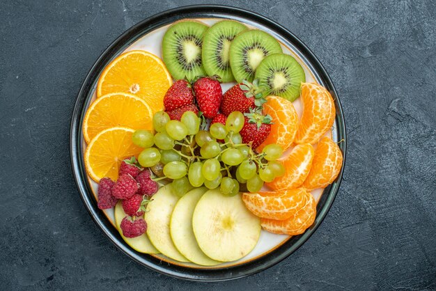 어두운 배경에 잘 익은 신선한 부드러운 비타민 건강 식단에 있는 맛있는 과일 구성 신선하고 부드러운 과일
