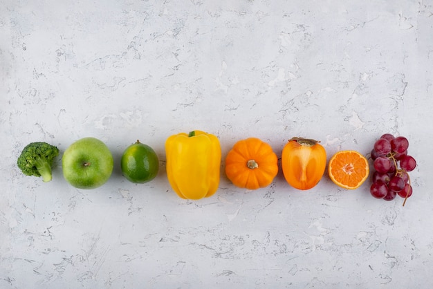 Foto gratuita vista dall'alto deliziosa frutta e verdura