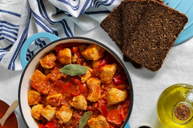 Vista dall'alto delizioso gulasch e pane ancora in vita