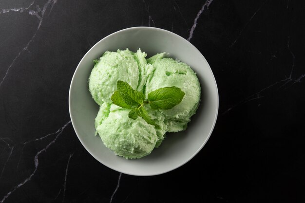 Вид сверху вкусный зеленый натюрморт с мороженым