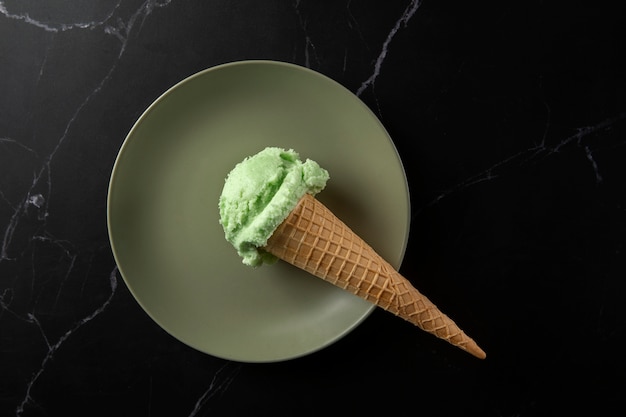 Вид сверху вкусный зеленый натюрморт с мороженым
