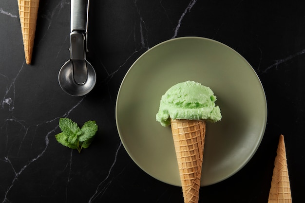 상위 뷰 맛있는 녹색 아이스크림 정물