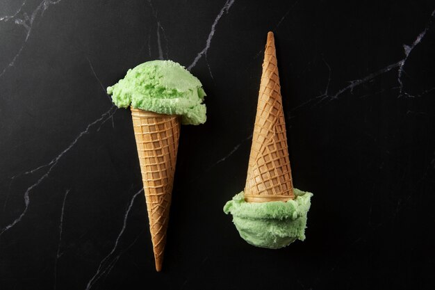 トップ ビューおいしいグリーン アイス クリームのある静物