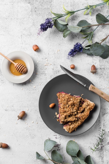 Foto gratuita vista dall'alto deliziosa torta fatta a mano su un piatto