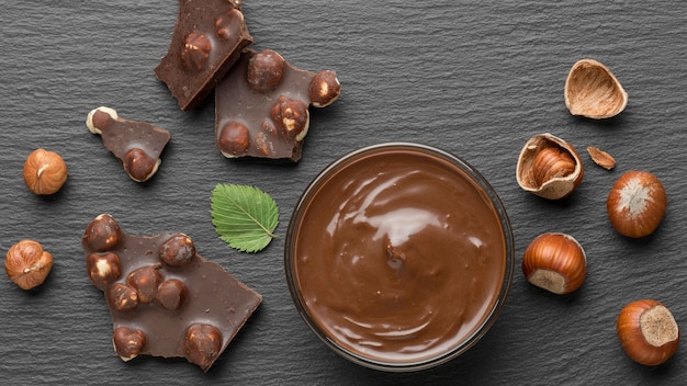 Вид сверху вкусного шоколада с фундуком
