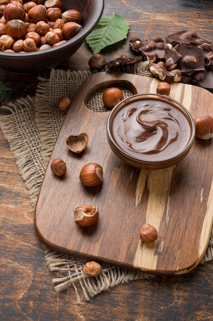 Вид сверху вкусного шоколада с фундуком