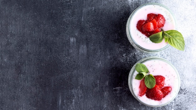 Foto gratuita vista dall'alto del delizioso dessert sano