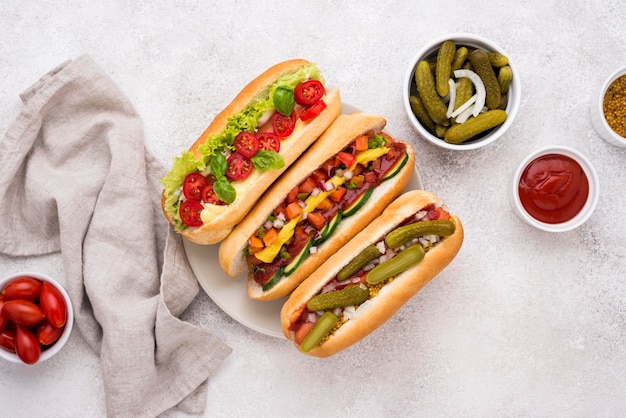 Foto gratuita vista dall'alto deliziosi hot dog con verdure