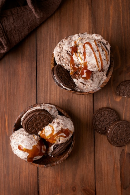 Foto gratuita vista dall'alto delizioso gelato e biscotti