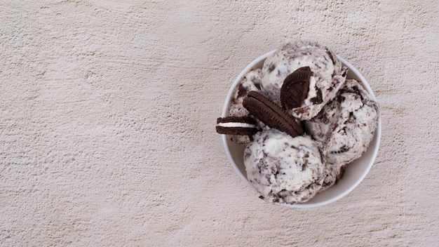 Foto gratuita delizioso gelato con i biscotti vista dall'alto