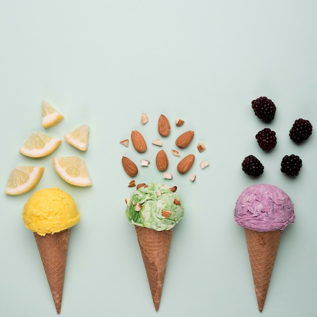 Foto gratuita vista dall'alto deliziosi gelati con spazio di copia