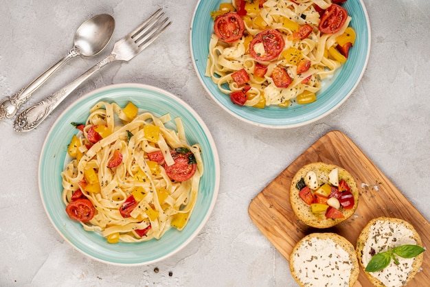 無地の背景においしいイタリア料理のトップビュー