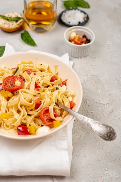 Foto gratuita vista dall'alto di deliziosa pasta italiana