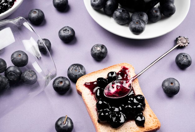 Foto gratuita vista dall'alto deliziosa marmellata sul pane